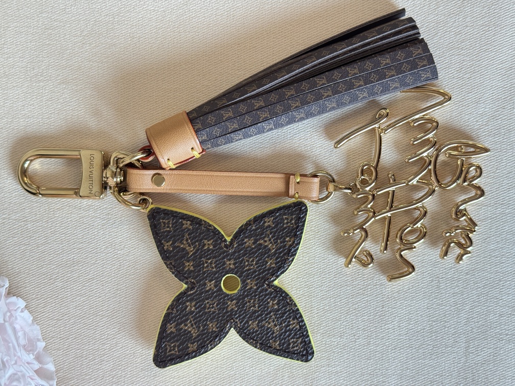 Taschenschmuck LV Lettering Stacking