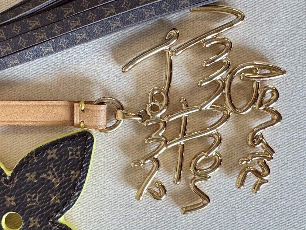 Taschenschmuck LV Lettering Stacking