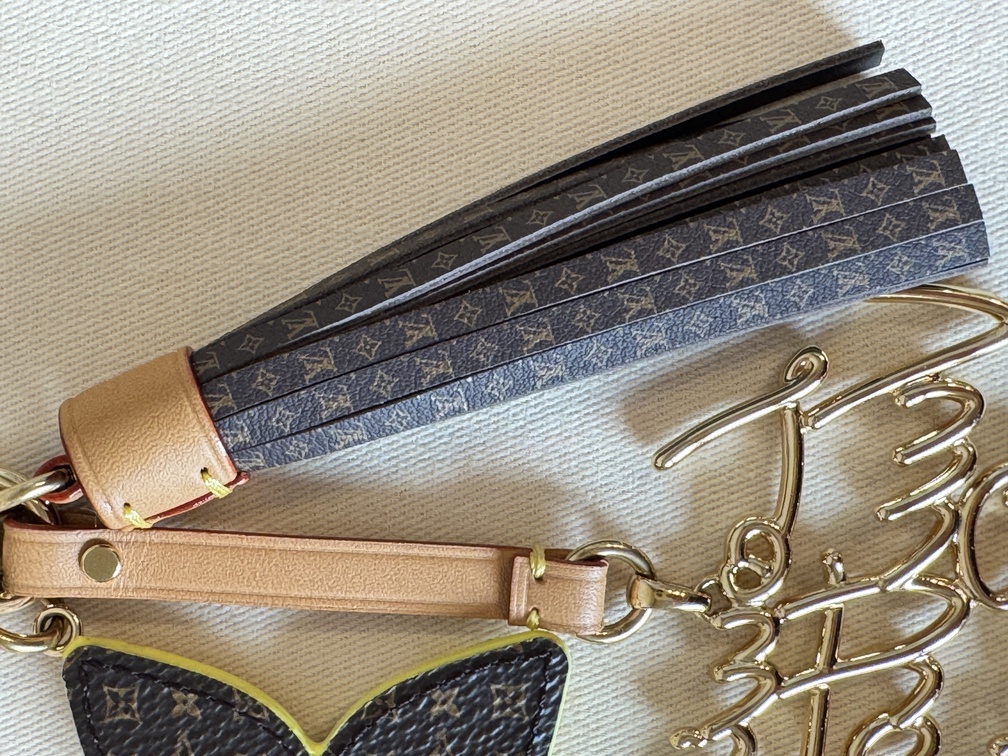 Taschenschmuck LV Lettering Stacking