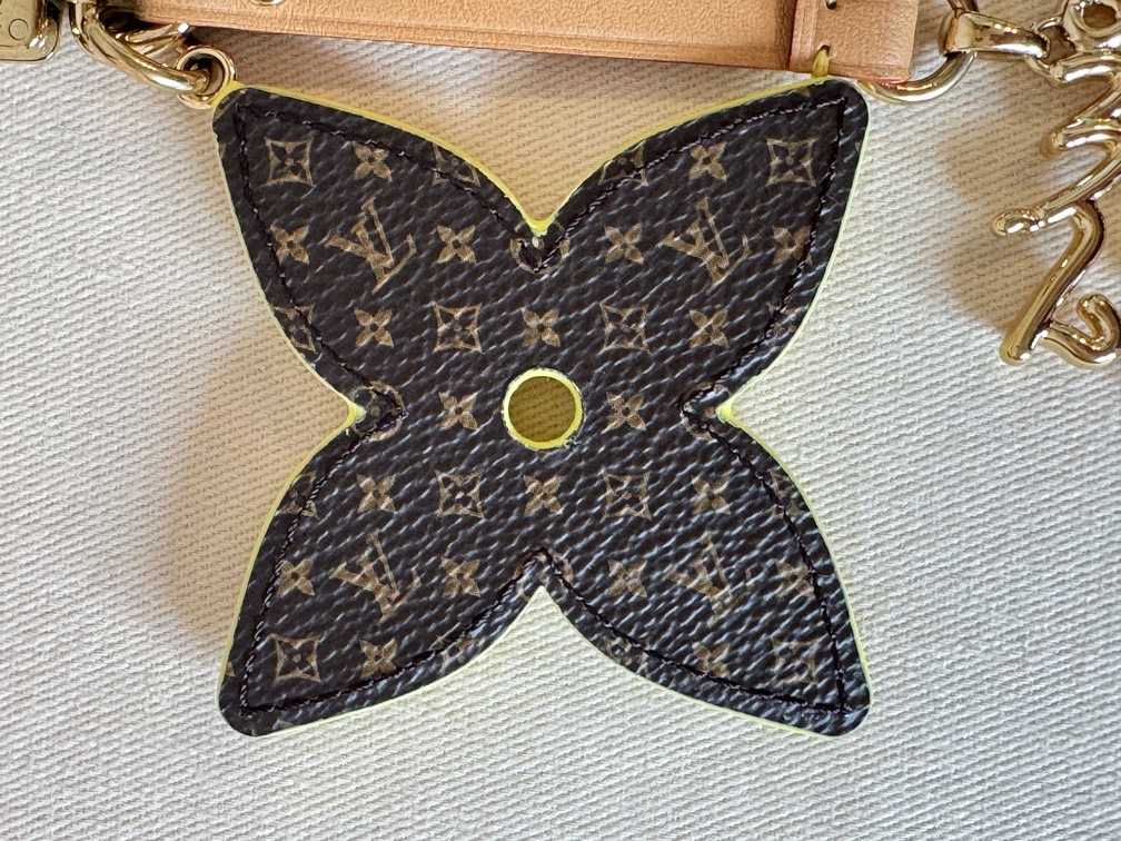 Taschenschmuck LV Lettering Stacking