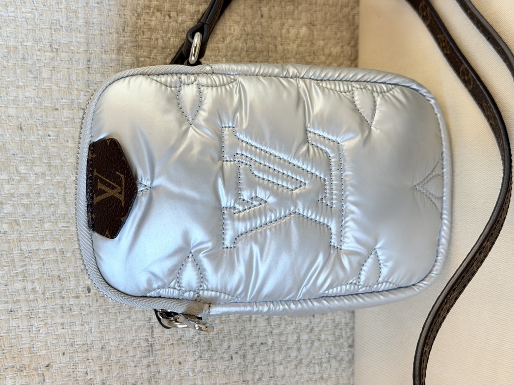 Phone Sleeve Pillow silber