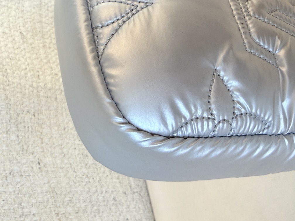 Phone Sleeve Pillow silber