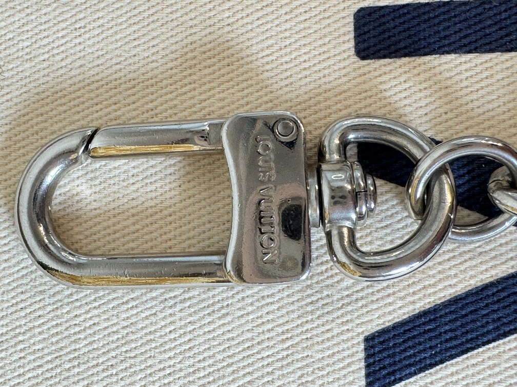 Taschenschmuck keycharm LV initial