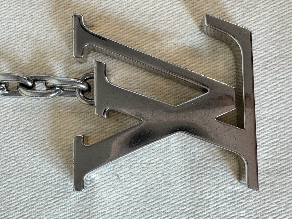 Taschenschmuck keycharm LV initial