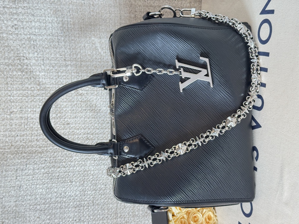 Taschenschmuck keycharm LV initial