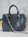 Taschenschmuck keycharm LV initial