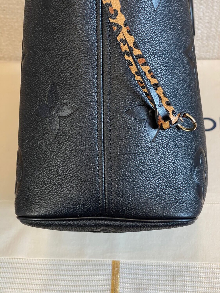 Neverfull MM Wild at Heart schwarz