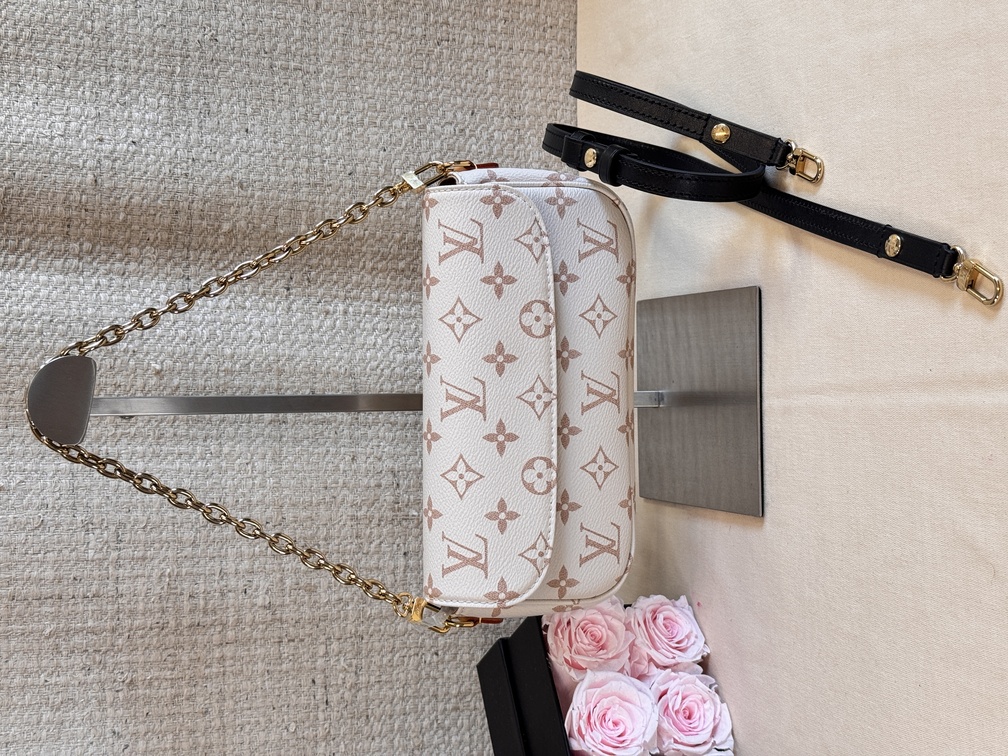 IVY Wallet on Chain bag Dune Monogram