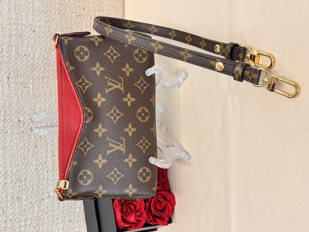 Pallas Clutch Monogram cerise