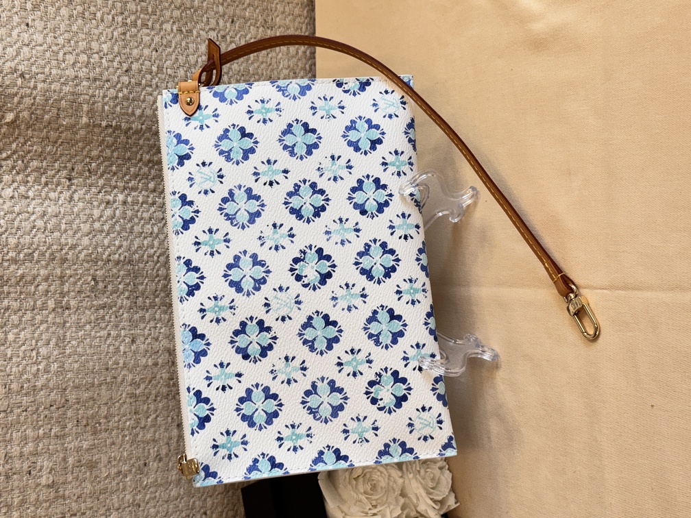 Pouch By The Pool lagoon
