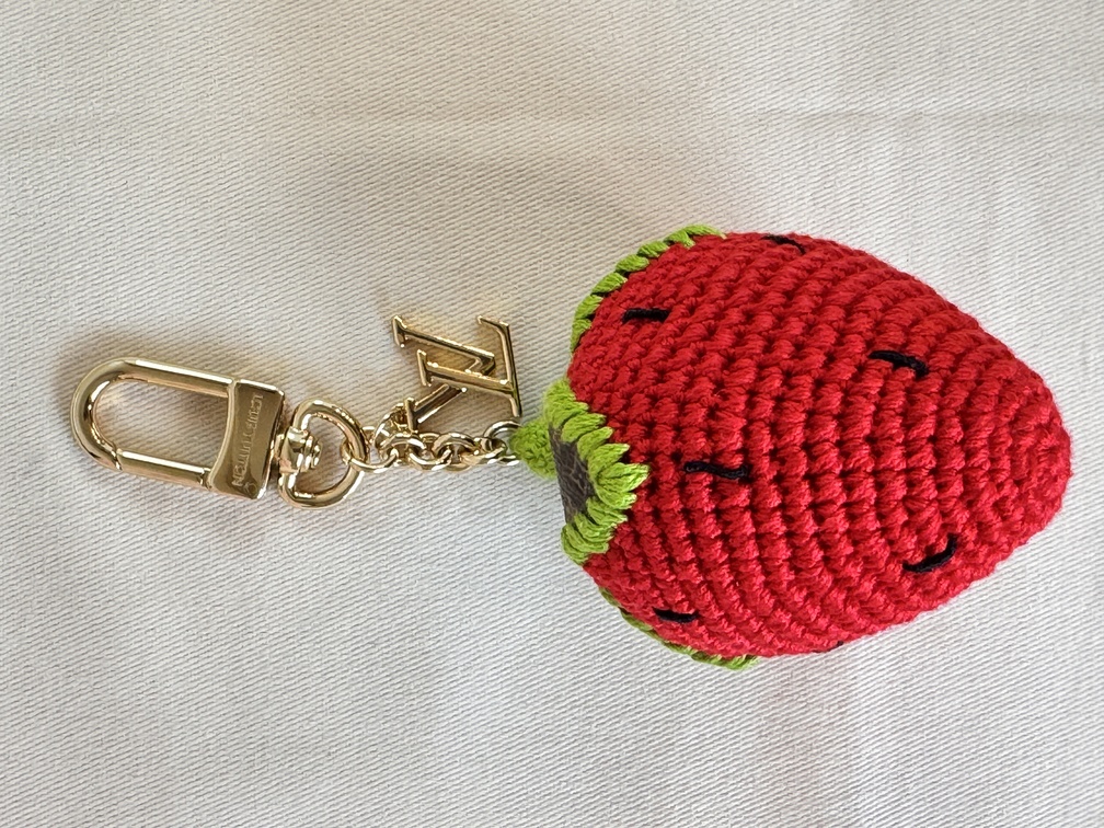 Taschenschmuck Erdbeere Crochet