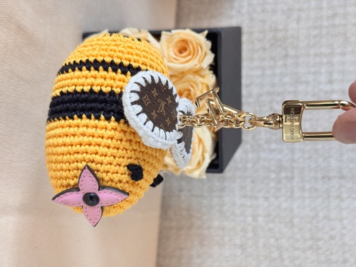 bagcharm LV Bee crochet
