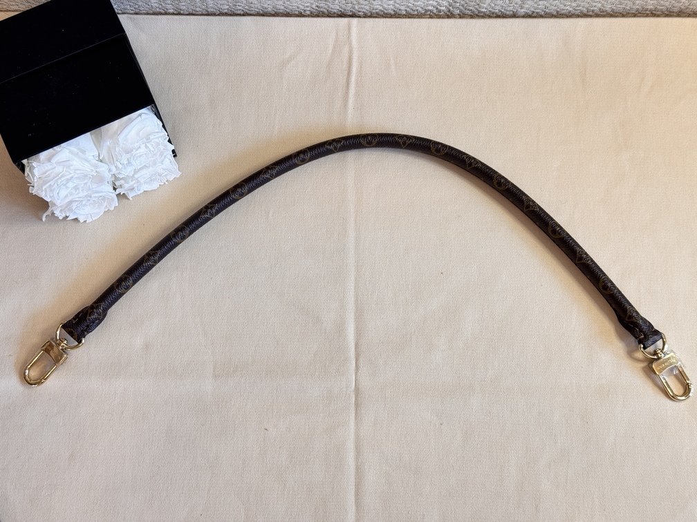 shoulder strap rolled Monogram