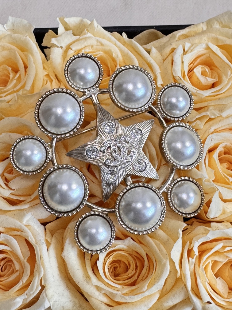 Chanel Brooch pearls lightgold