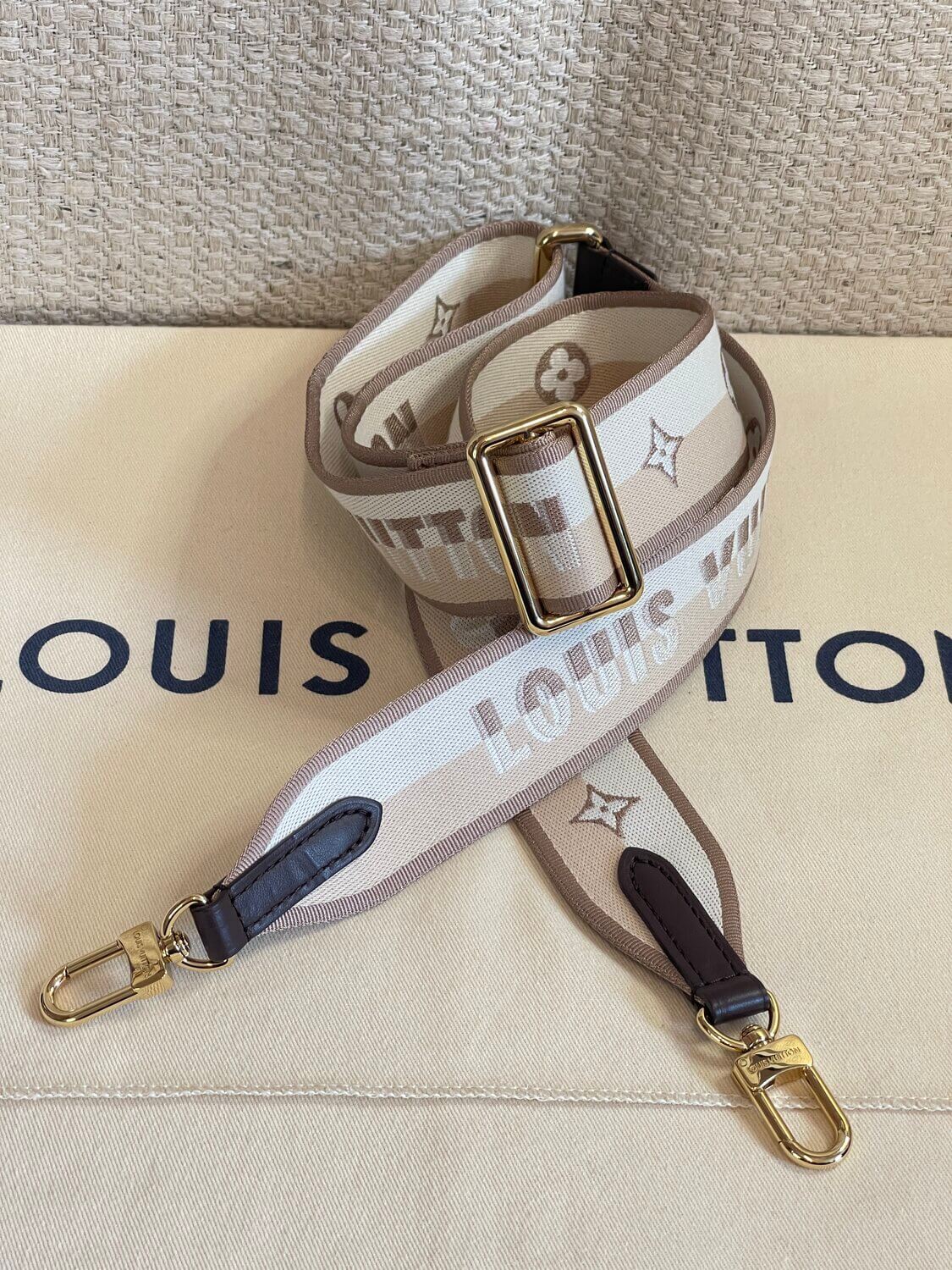 Adriana Pre-loved Luxe - 🗣 This Limited edition LV Micro pochette is still  available!!! Grab it now for 595$ Don't miss out!! 🧚‍♂️ Shop the link:   micro-pochette-khaki